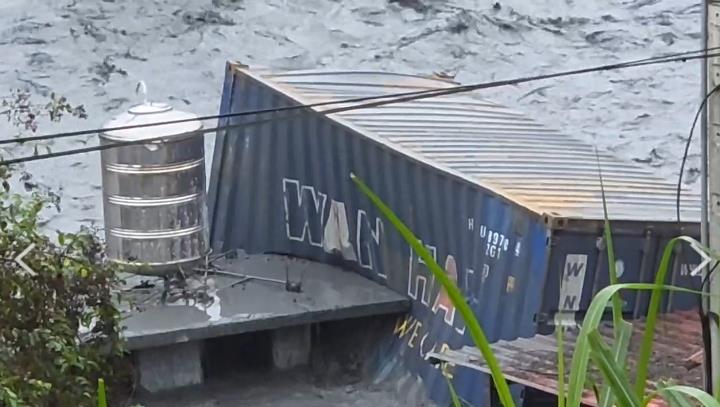 快新聞／花蓮馬太鞍溪又暴漲！洪水引巨型貨櫃衝撞民宅、電桿　驚悚畫面曝