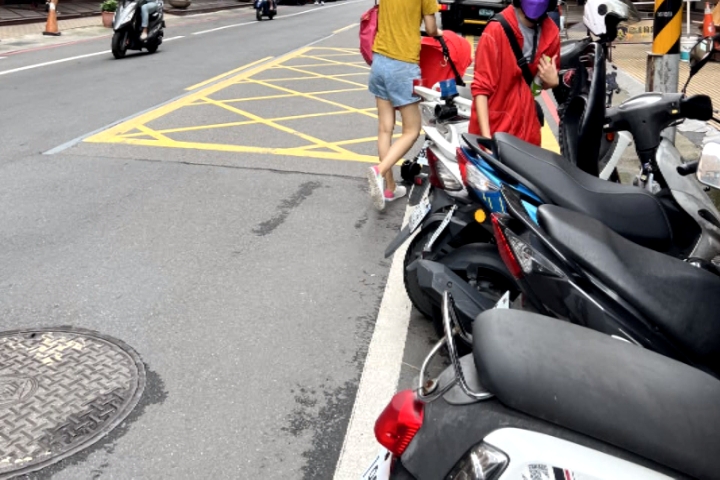 不滿診所前鋪設人行道 女醫師情勒黃瓊慧 自己要退休了 還嗆投訴市長