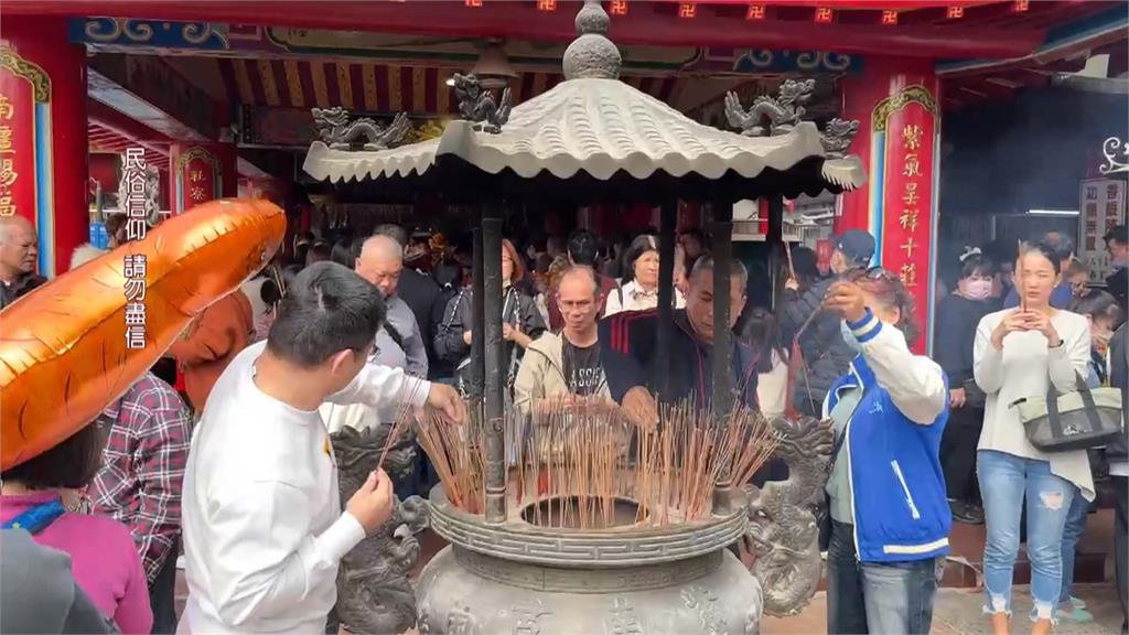 有效嗎?男子天公爐上「玩博弈手遊」求好運 民俗專家說話了!