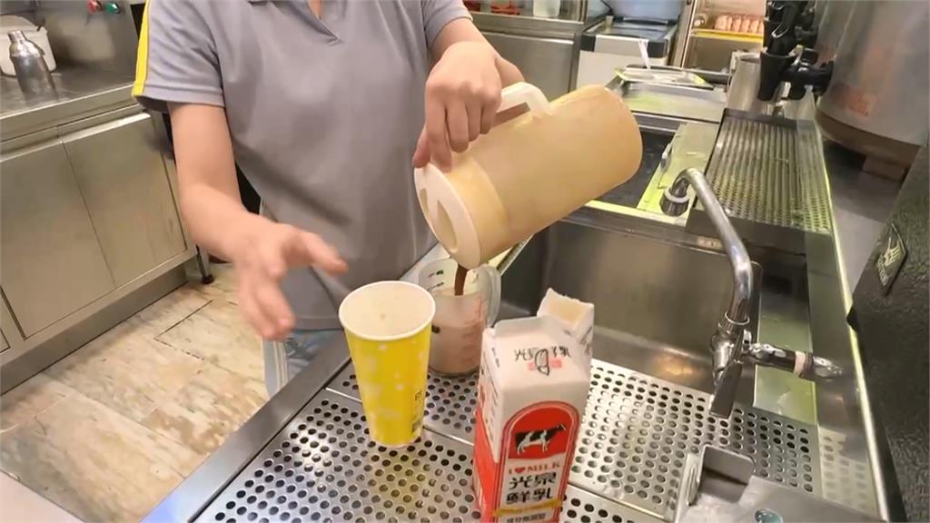 BLACKPINK嗨翻高雄 Rosé吃鳳梨酥、喝手搖進場