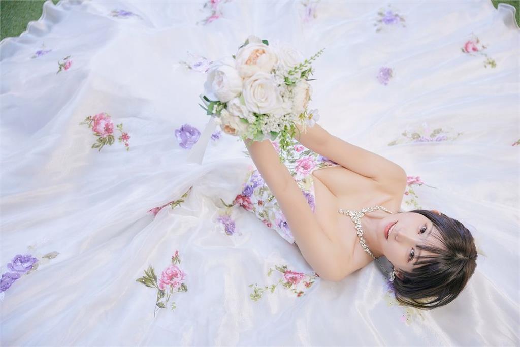 日本最頂Coser「反重力婚紗」倒出猛料比捧花巨！百萬粉狂截圖：受不了