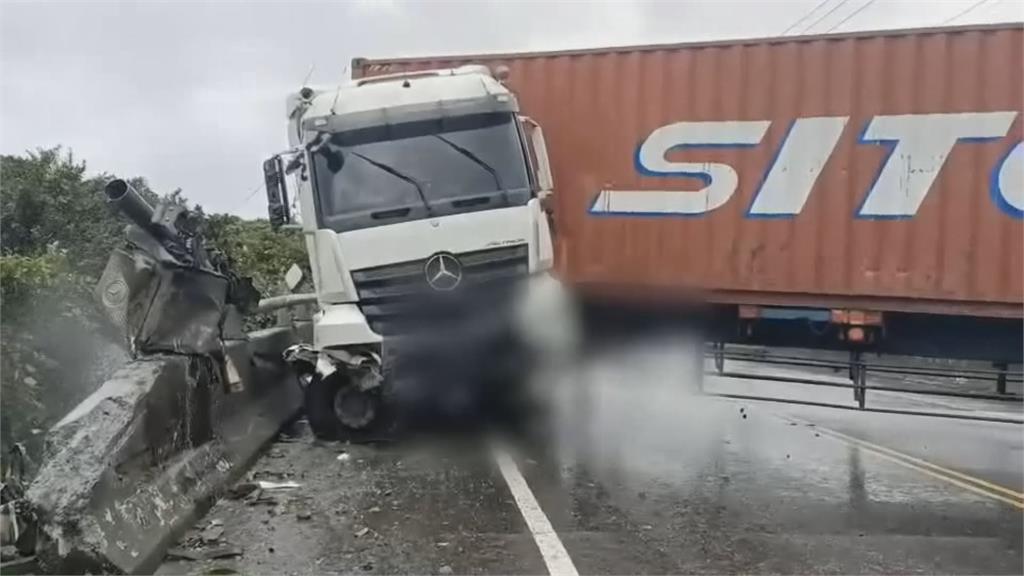 貨櫃車失控自撞　濱海公路石城段雙向不通