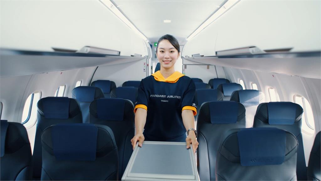 國籍航空慶祝３５週年！　「假日限定」黃藍配色新制服上線