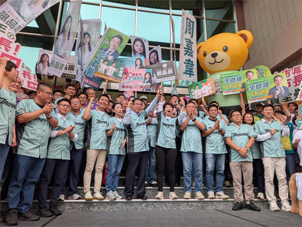 快新聞／一票人問哪裡買！民進黨《台南》聯名款球衣限量開賣