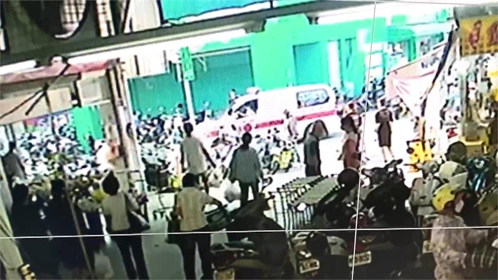 黃色惡犬突衝出撲上 婦人為保護愛犬腿遭咬傷