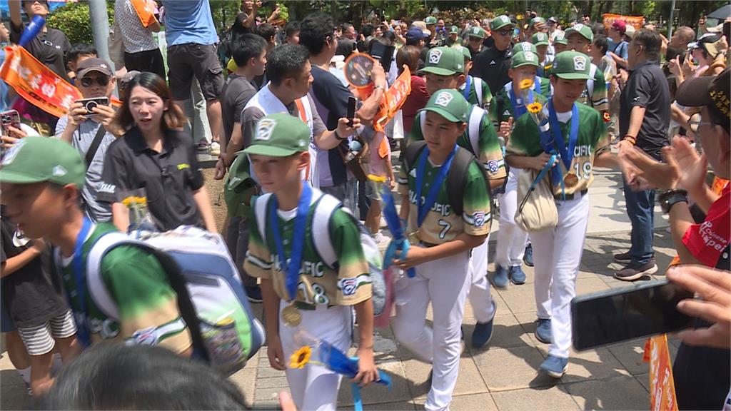 東園少棒凱旋! 冠軍遊行終點站參與「大師兄」林智勝引退賽