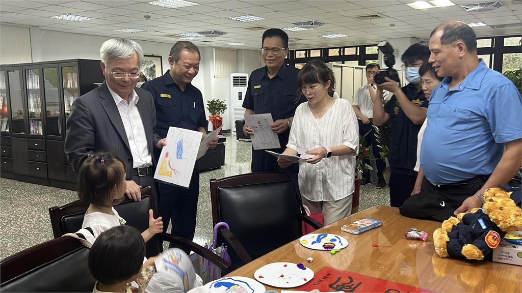 警政署長張榮興土城慰問殉職警察遺眷 「1幅畫」令人鼻酸