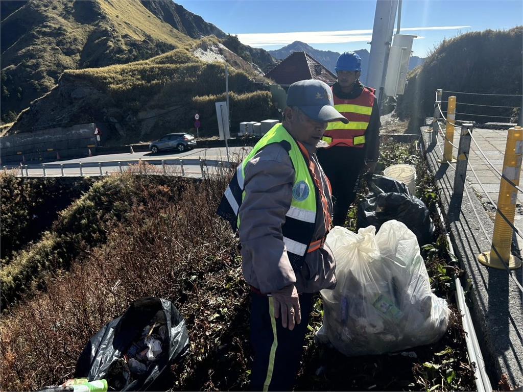 合歡山武嶺「一整片垃圾」國人素質遭質疑!太管處不忍了:丟1次罰6萬
