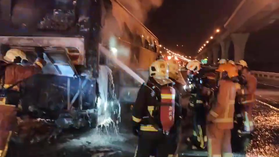 快新聞/國1北上35K深夜火燒車!國光客運燒成廢鐵 駕駛及時逃生