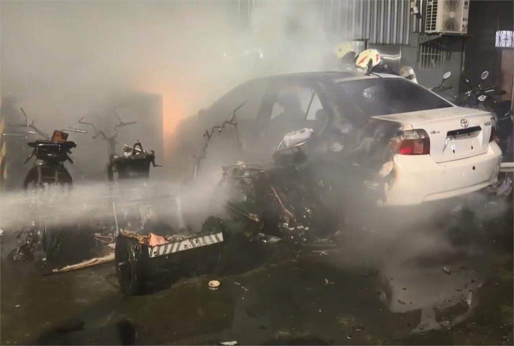 高雄深夜火警！波及８汽、機車　住戶批車主「長年私自充電」罔顧安全