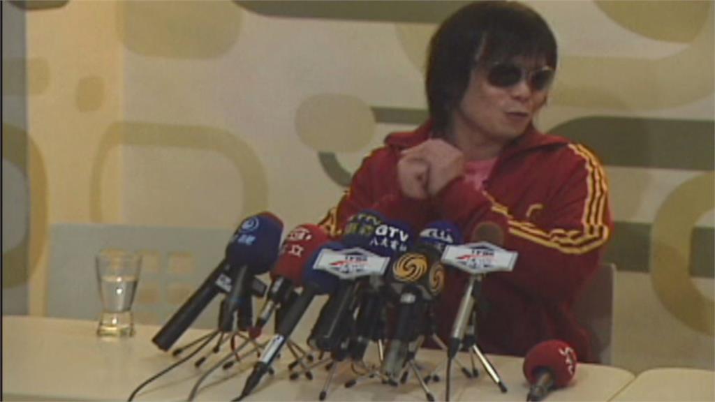 緋聞絕緣體! 伍佰結婚18年 與妻恩愛看電影畫面曝