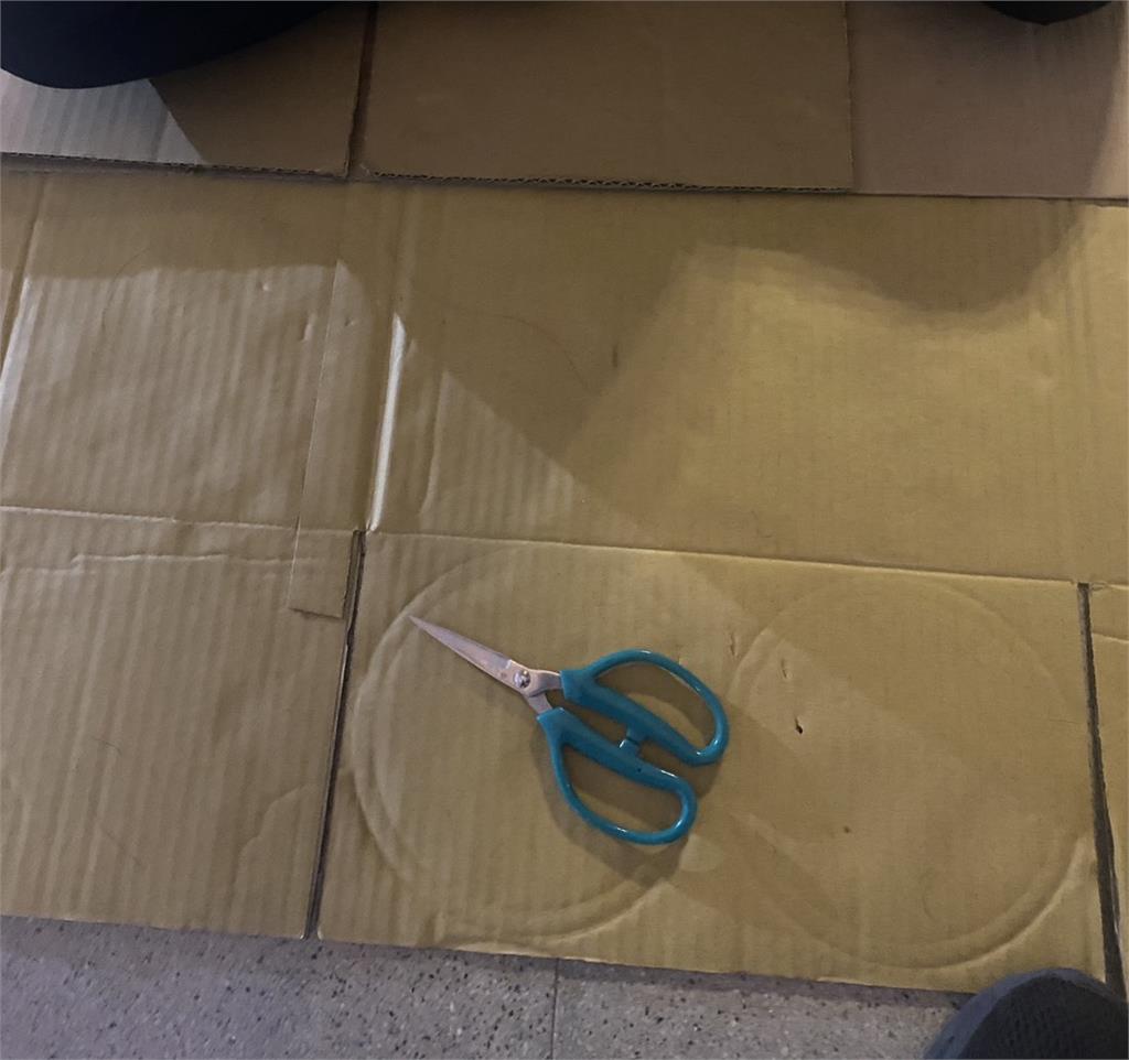 "有人拿剪刀追我們！"　店家保護女同學躲店內