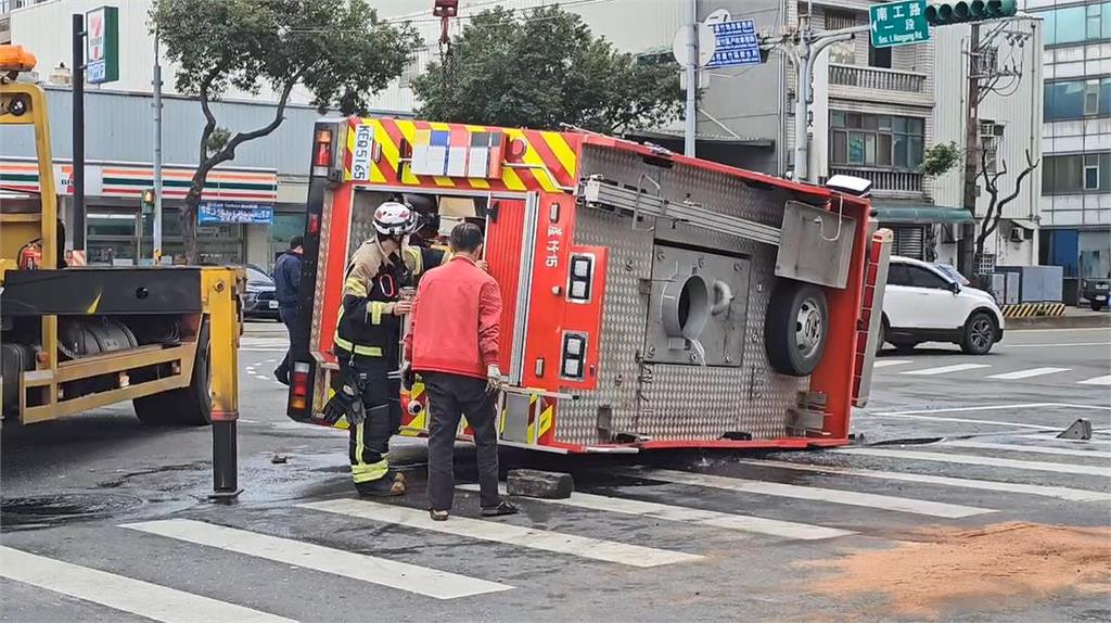 快新聞／桃園蘆竹爆車禍！消防車出勤「側翻橫躺路中央」釀7傷　現場狼藉影像曝光了