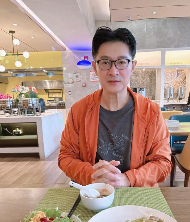 定居中國「黃安猛進化」撞臉趙少康?上傳新照「驚呆小粉紅」全笑翻