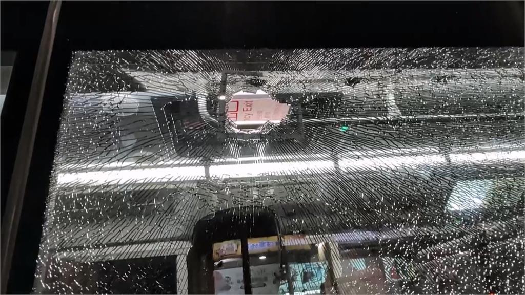 嚇！高雄公車行駛中突「爆窗」　後座玻璃疑遭異物擊中破裂