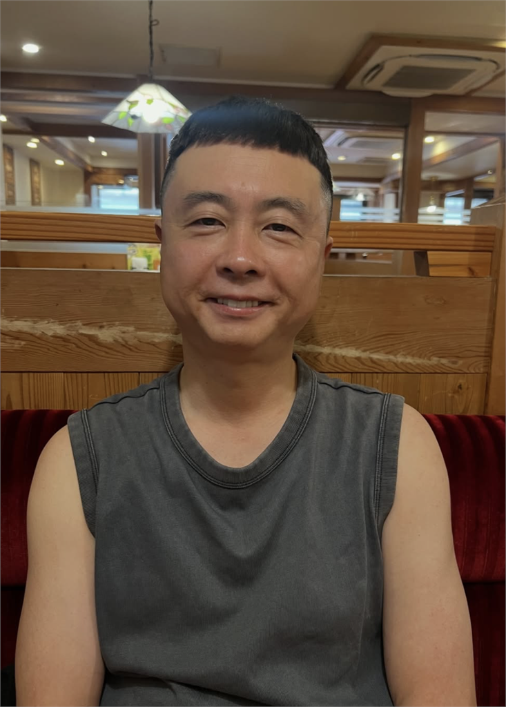 51歲男星吞嫩草！小17歲辣妹「跪床私照」下衣失蹤嬌嗔：臭老頭