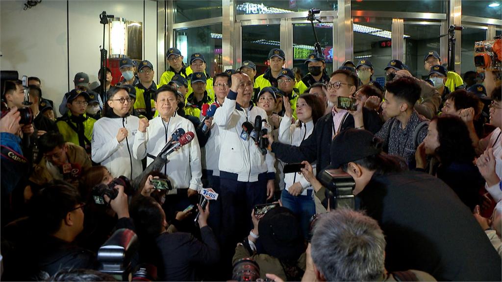 朱立倫凱道遊行後奔中正一做筆錄 支持者包圍警局抗議