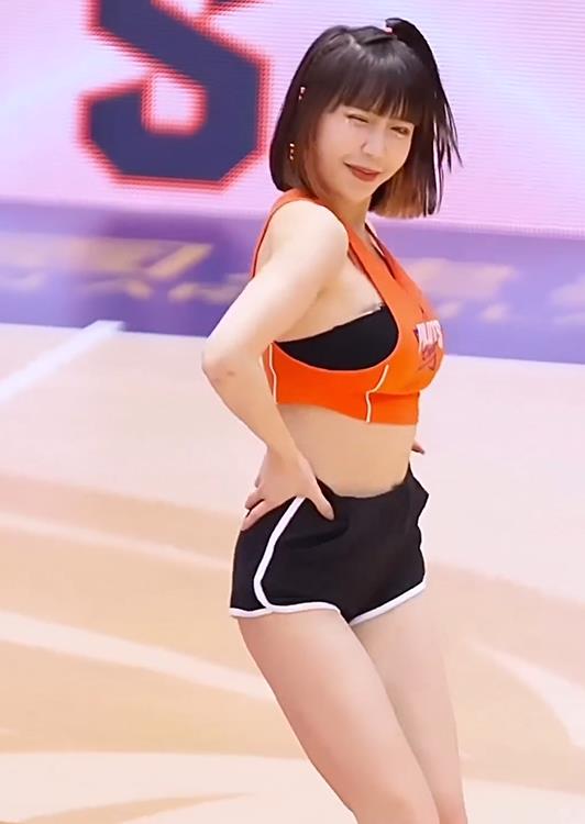 啦啦隊女神球場「飛吻狂晃」!曬這姿勢甜喊1句:要想我 讓網暴動了