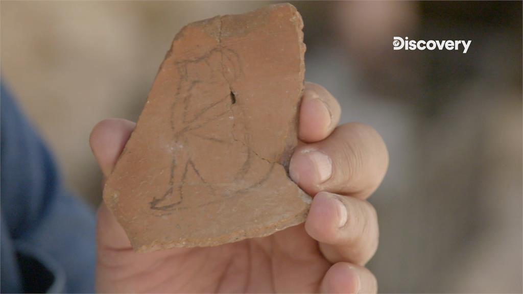 埃及百年最大考古發掘計畫！團隊挖出罕見「白銀戒指」　竟是傳奇王后陪葬物
