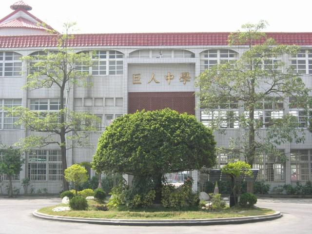 阿伯路邊脫褲「疑似失智」！女學生「神救援」畫面曝光網讚：天使化身