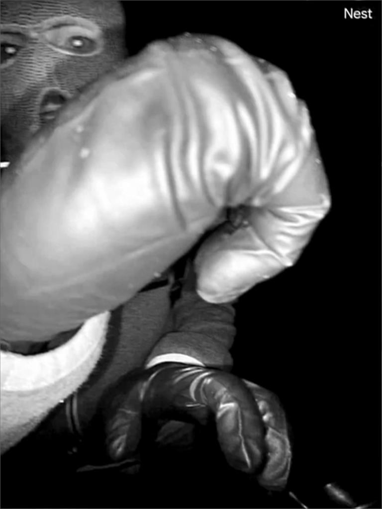 FBI復原監視器畫面！知名主播母親遭綁10天…「蒙面歹徒」正面照曝光