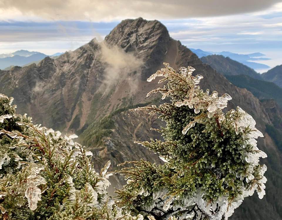 快新聞／寒流罩全台玉山「凍」了！ 鄭明典貼「凍雨」照喊：太美了