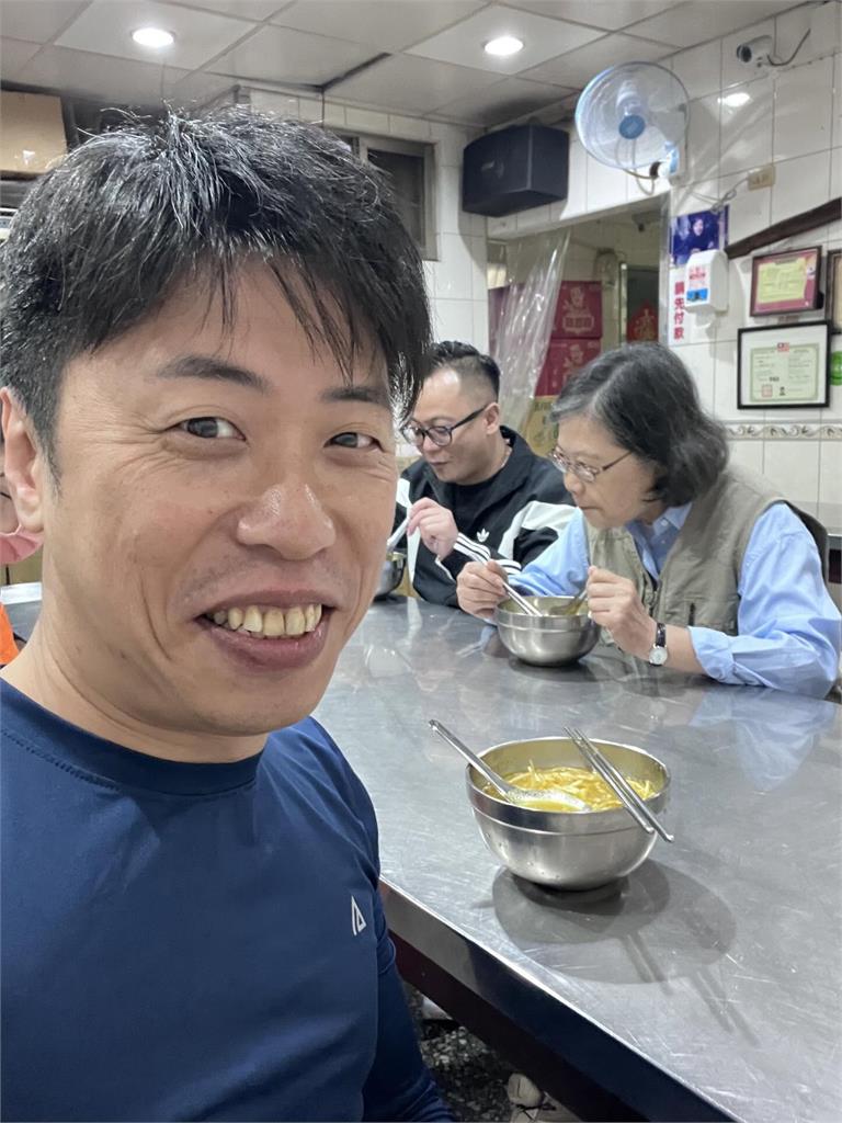 基隆小吃店「併桌短髮大姐」超面熟！竟是蔡英文「私下低頭嗑麵」全被拍