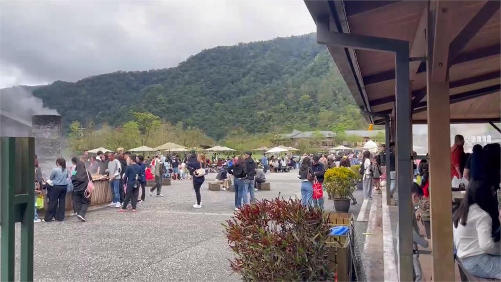 228連假景點人潮多傳亂象! 桃園小人國"飛機模型"遭破壞