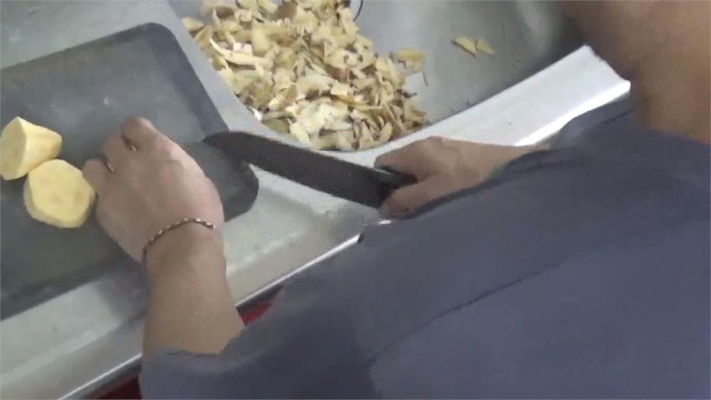 預謀犯案？男子趁老闆上廁所　進炸雞店偷走１２萬元背包