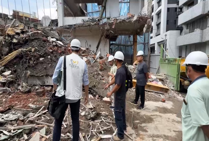 拆樓險翻覆！中壢挖土機半傾斜無法動彈　擋風玻璃被震裂、駕駛輕傷
