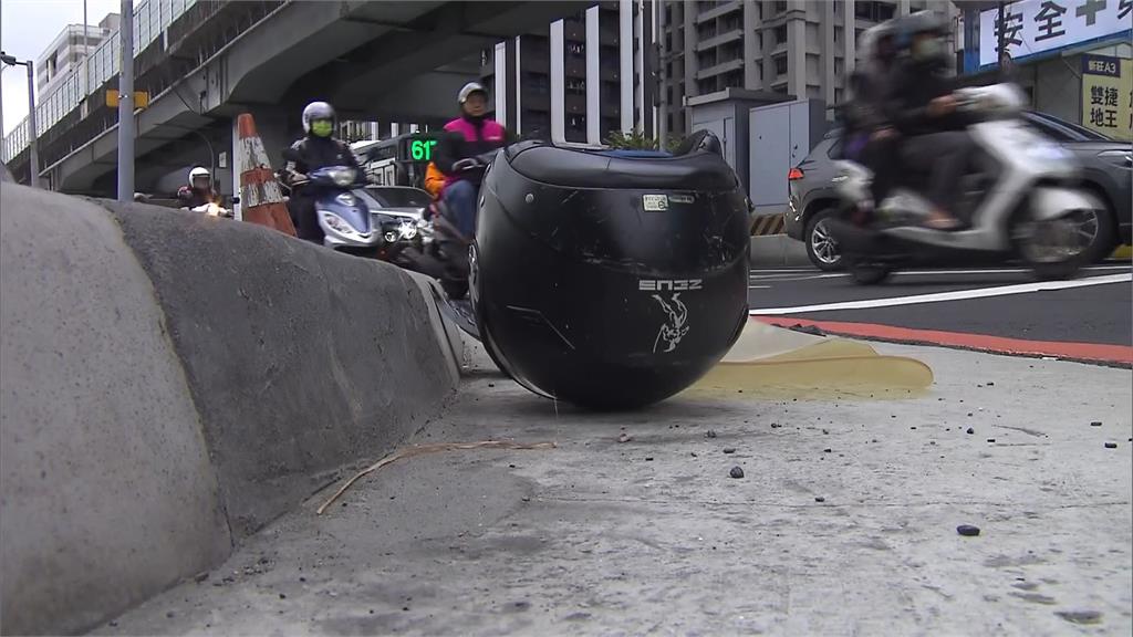 新莊嚴重車禍! 汽車暴衝撞9輛機車釀4傷