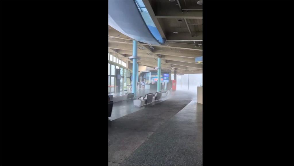轉運站變水濂洞　　乘客淋的一身濕