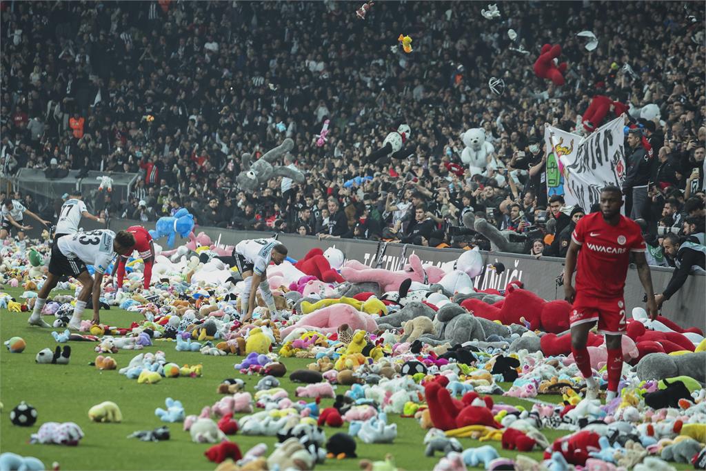 好暖心！土耳其足球暫停比賽　球迷場中拋「巨量玩偶」鼓舞強震受難童