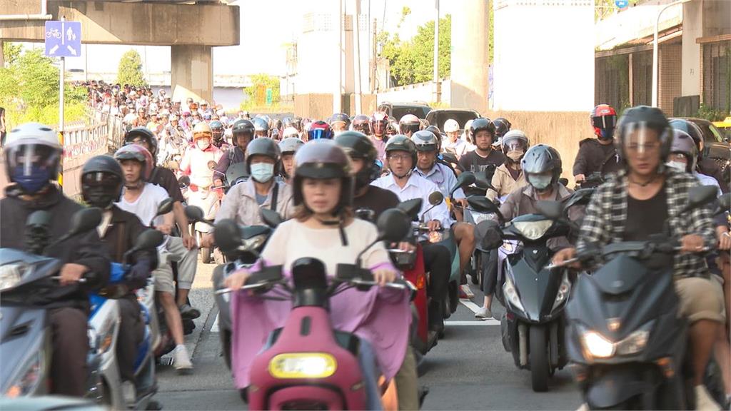 公館圓環拆除上下班塞爆！天橋「16字標語」開嗆蔣萬安…網怨：欺負文山新店人