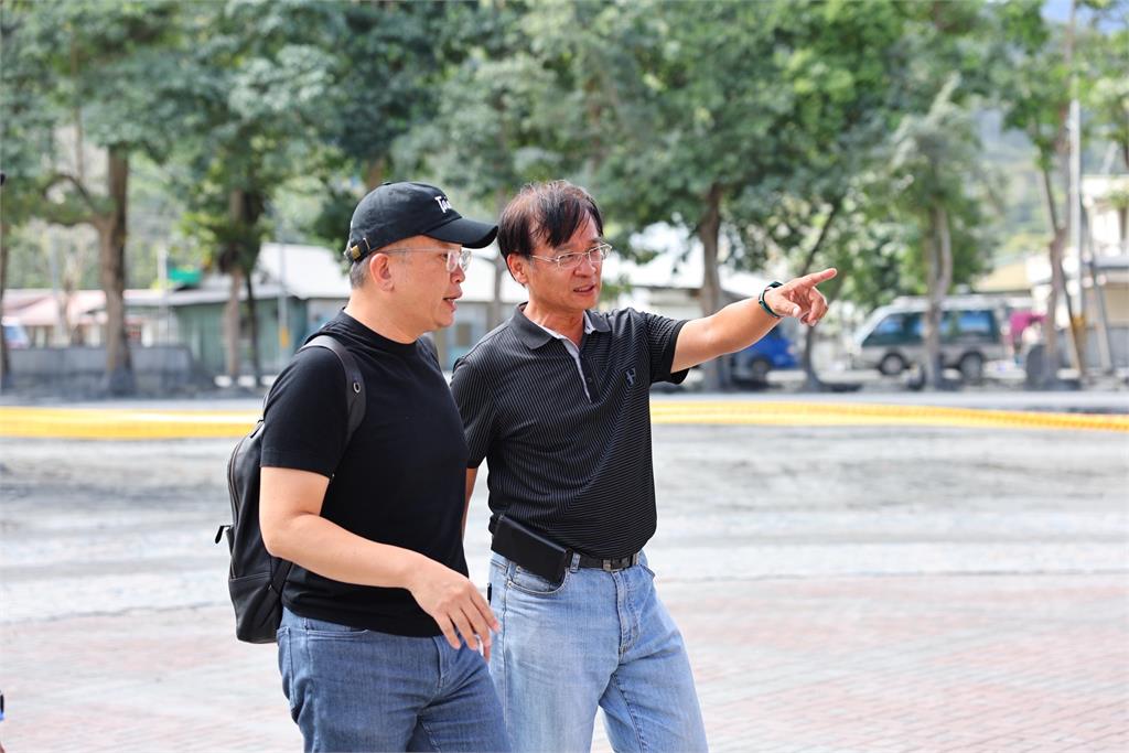 綜合／棒球被埋在淤泥裡！中職會長蔡其昌親赴花蓮勘災「捐手套+50萬」助光復重建