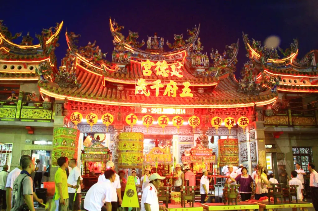 台灣廟世界/鬼月前趕鬼──冤家港橋上過溝建德宮火燈夜巡