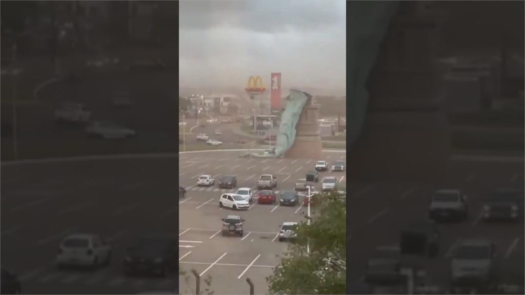 不敵強風！巴西自由女神像倒頭栽　民眾直擊驚險瞬間