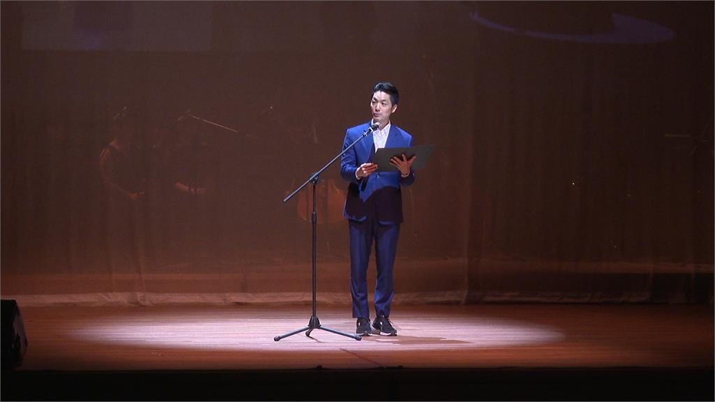 "洋流湧華山　沈伯洋驚喜現身樂團演唱會　　一路寵粉擊掌　50公尺走了5分鐘