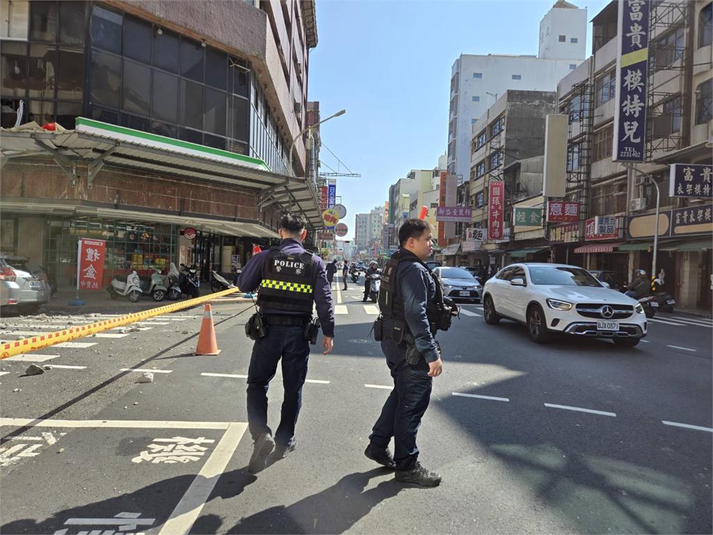 快新聞/台南震不停!來亞大樓掉磁磚砸車 黃偉哲籲:應儘速啟動危老重建