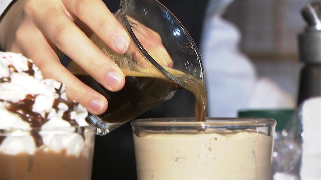 搭飛機飲料別亂點!空服員揭「這類飲品」超母湯:一落地身體容易疲累