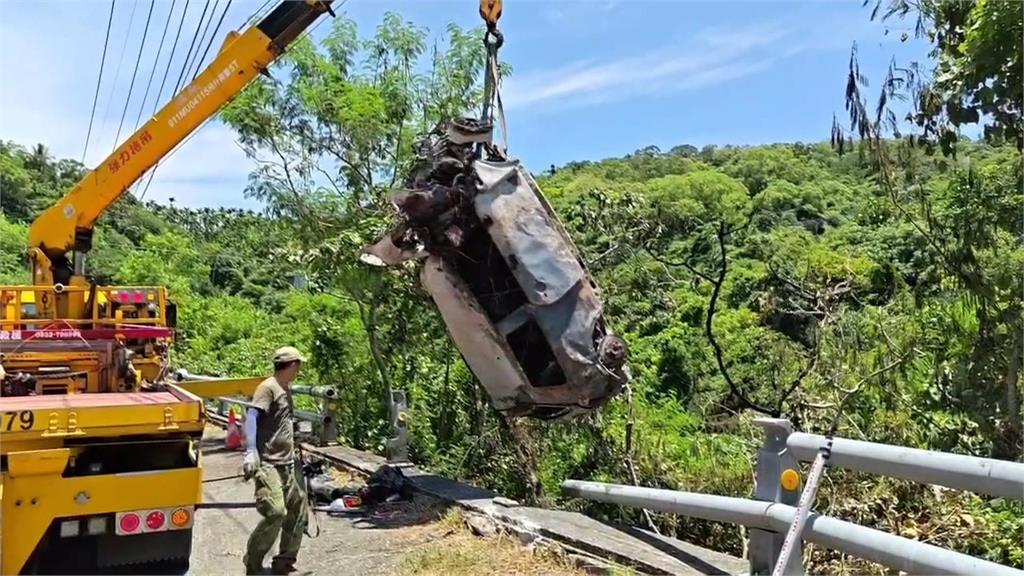花蓮死亡車禍！試車自撞護欄　翻落１５公尺深邊坡１死１傷