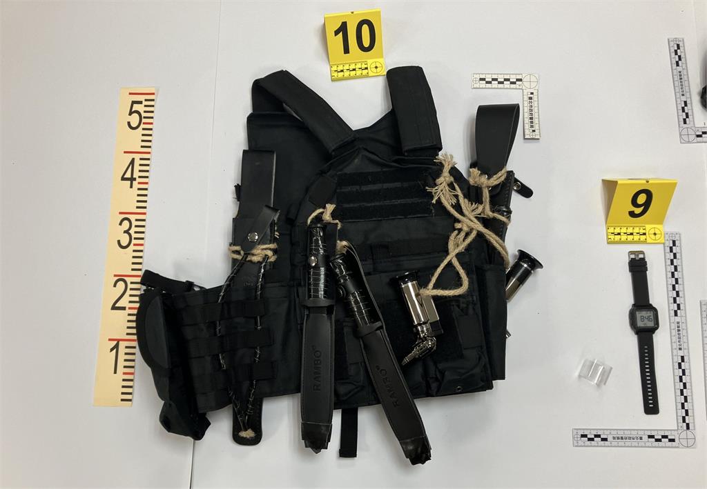 快新聞／張文下塌飯店曝光！驚見「15顆汽油彈」　大量煙霧彈、刀械「如軍火庫」