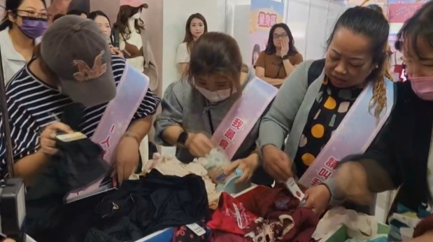 知名內衣品牌廠慶嘉年華　婆媽殺紅眼搶便宜