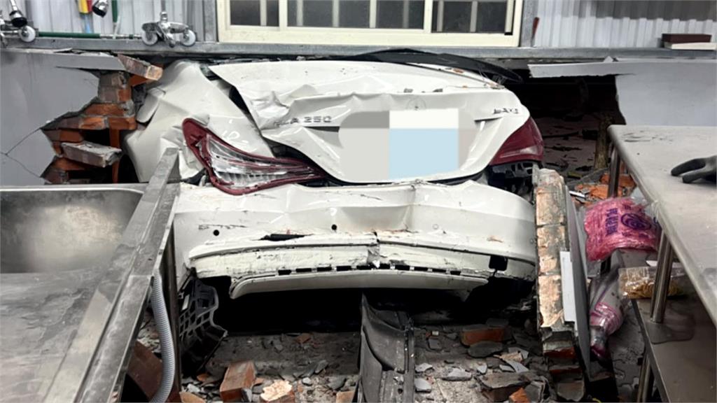 碰!2車路口均未減速對撞 車尾「卡進」店家牆內