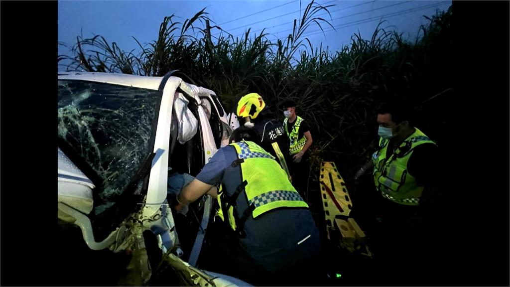撞擊瞬間曝！　台9線貨車疑雨天路滑失控追撞　嬤孫喪命