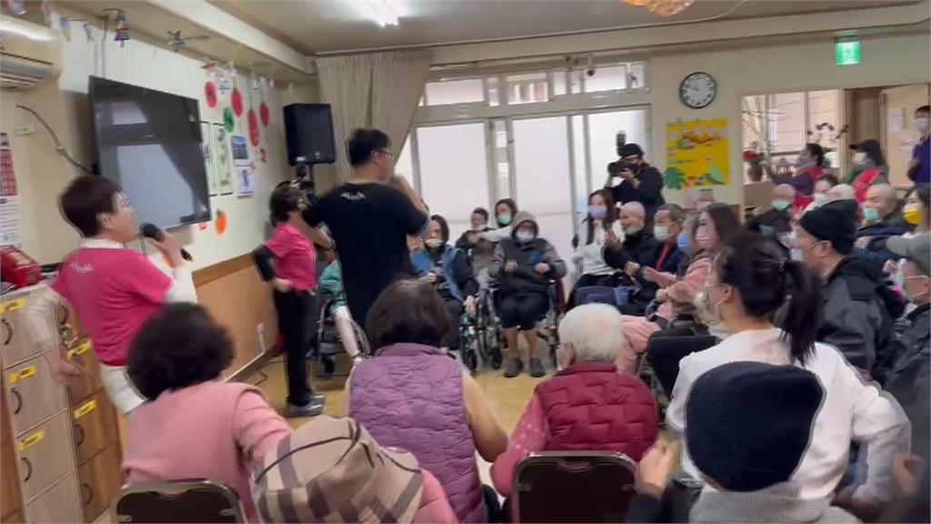 人美心也美！陳美鳳護理之家做公益　難得開金口獻唱歌曲