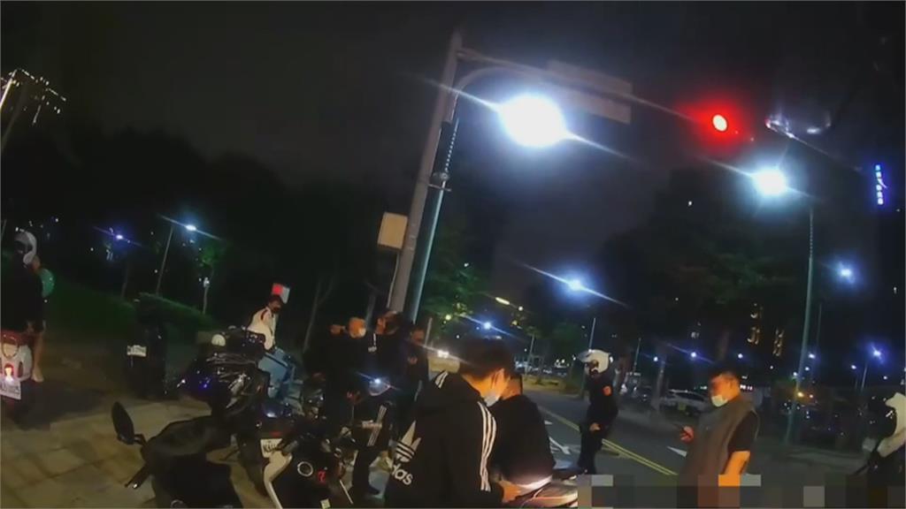 又見棒球隊？疑超車引爆行車糾紛　當街亮甩棍反被推倒