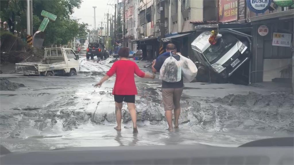 泥水灌進光復鄉！民眾困家中　皮卡車隊救援.部落青年發食物