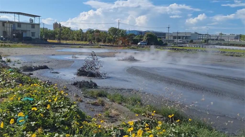 屏東泥火山噴發持續十小時 民眾見奇景拍照記錄