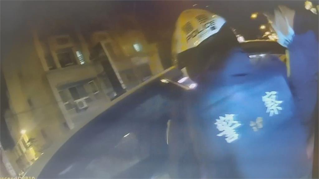 跑什麼!駕駛違規遇檢竟加速逃 警被拖行受傷、就逮搜出違禁品